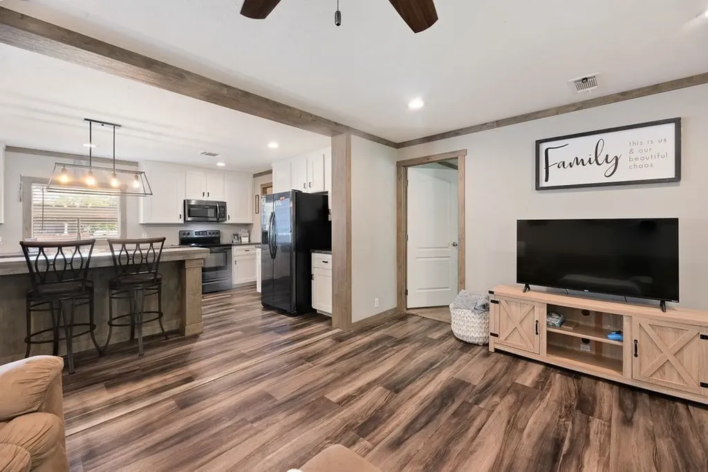 501 W 3rd Street Maypearl TX 76064