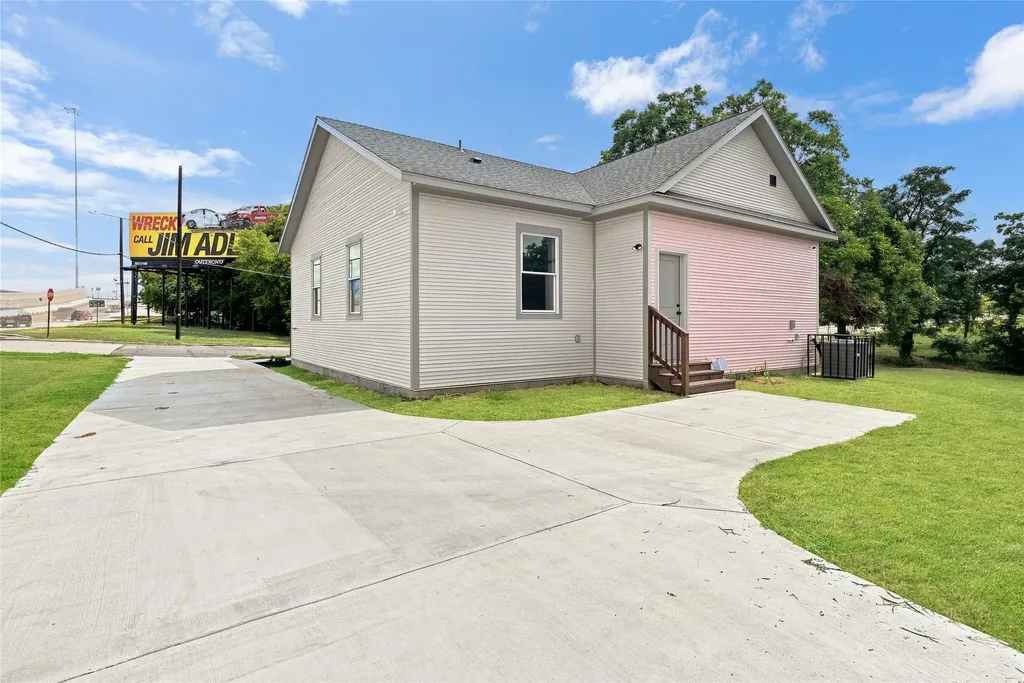 1022 E 9th Street Dallas TX 75203
