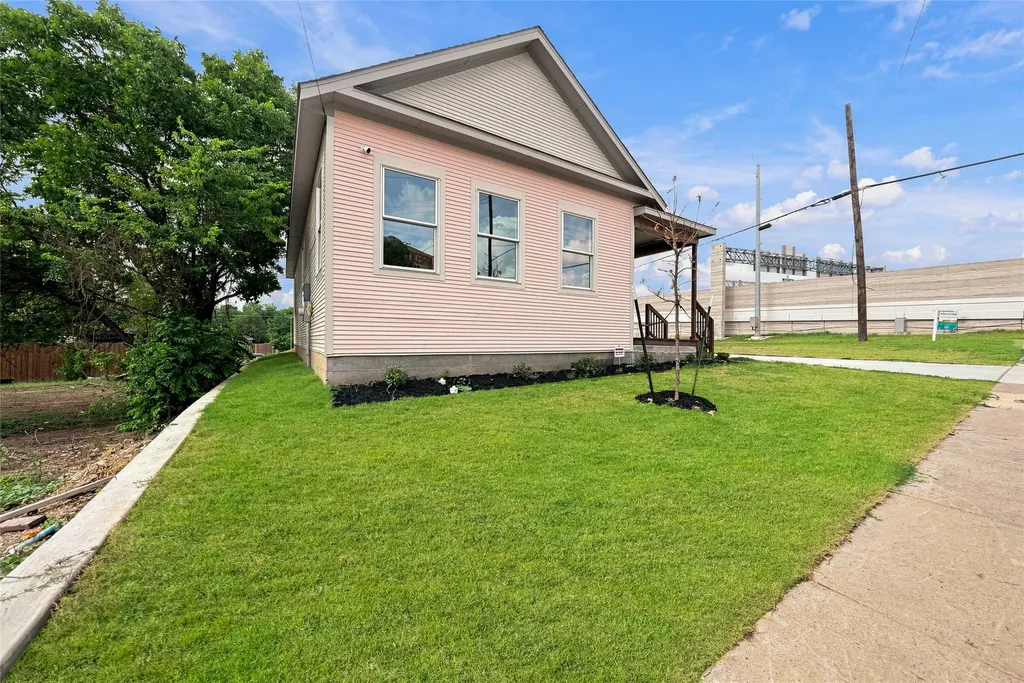 1022 E 9th Street Dallas TX 75203