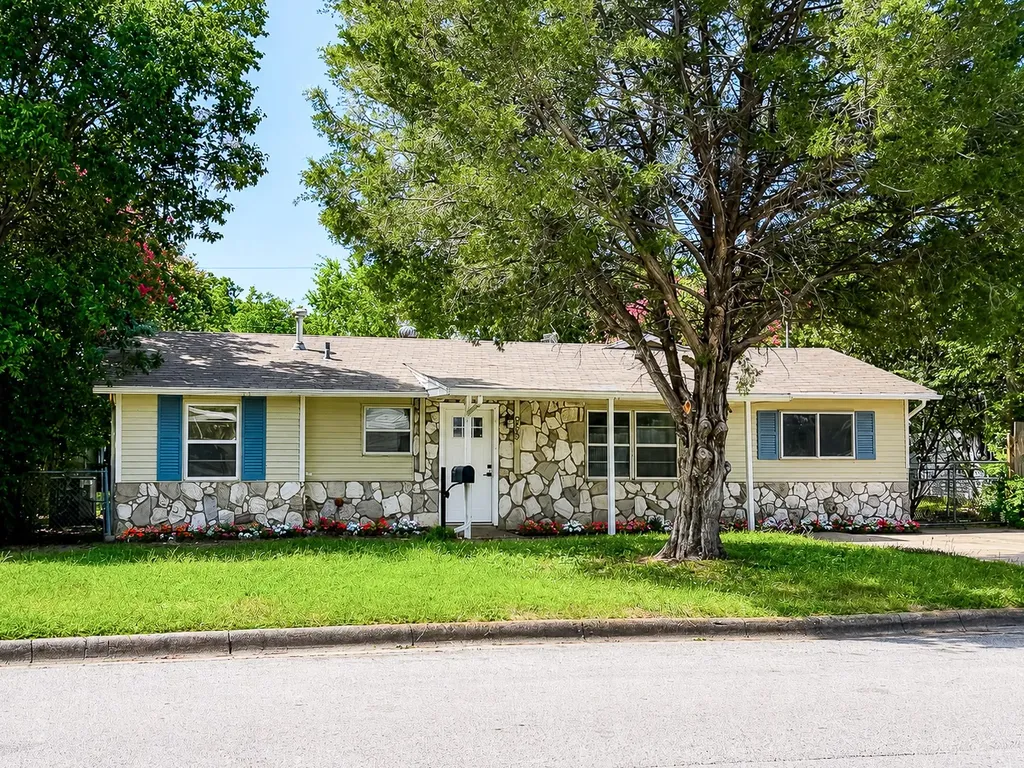 209 W Southern Avenue Saginaw TX 76179