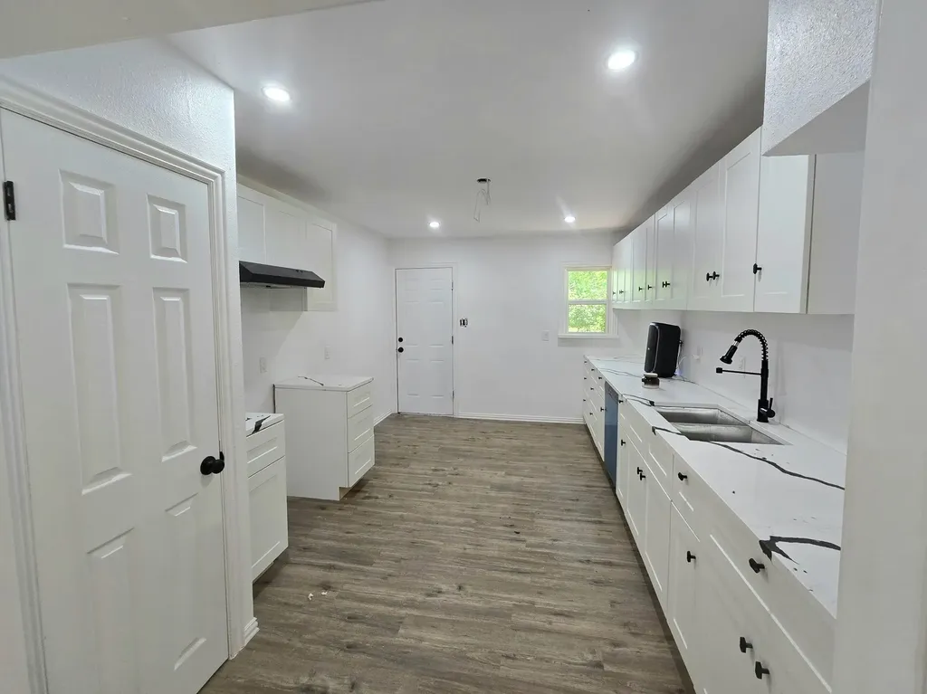404 W Hillcrest Street Keene TX 76059