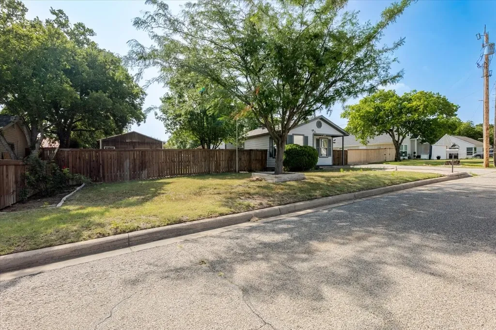 308 Hallvale Drive White Settlement TX 76108