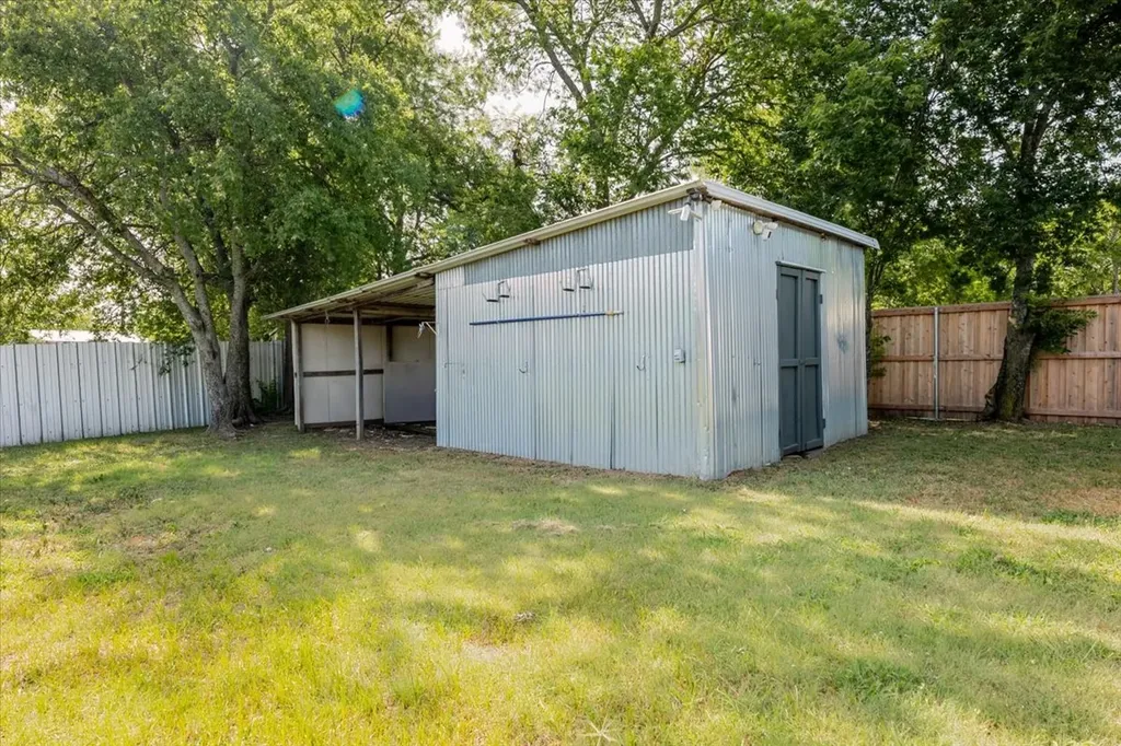308 Hallvale Drive White Settlement TX 76108