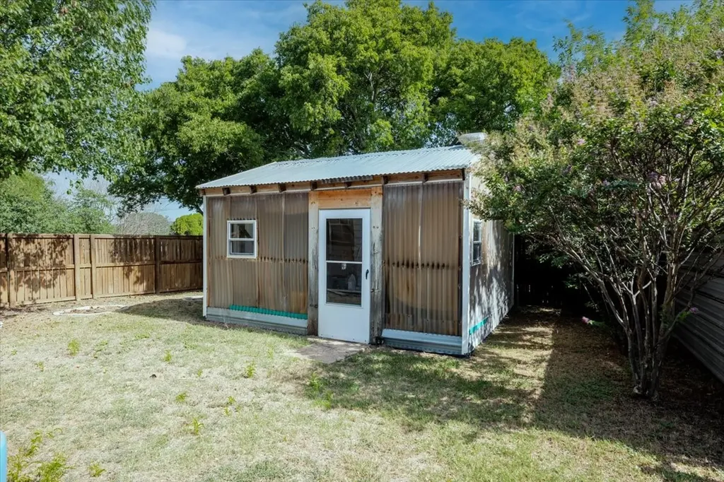 308 Hallvale Drive White Settlement TX 76108