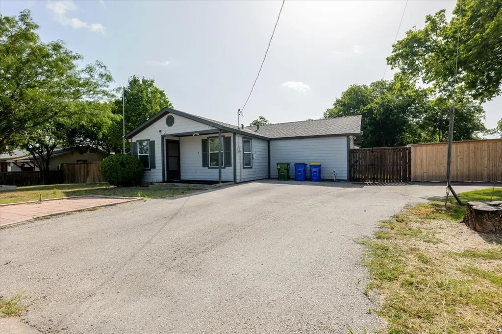 308 Hallvale Drive White Settlement TX 76108