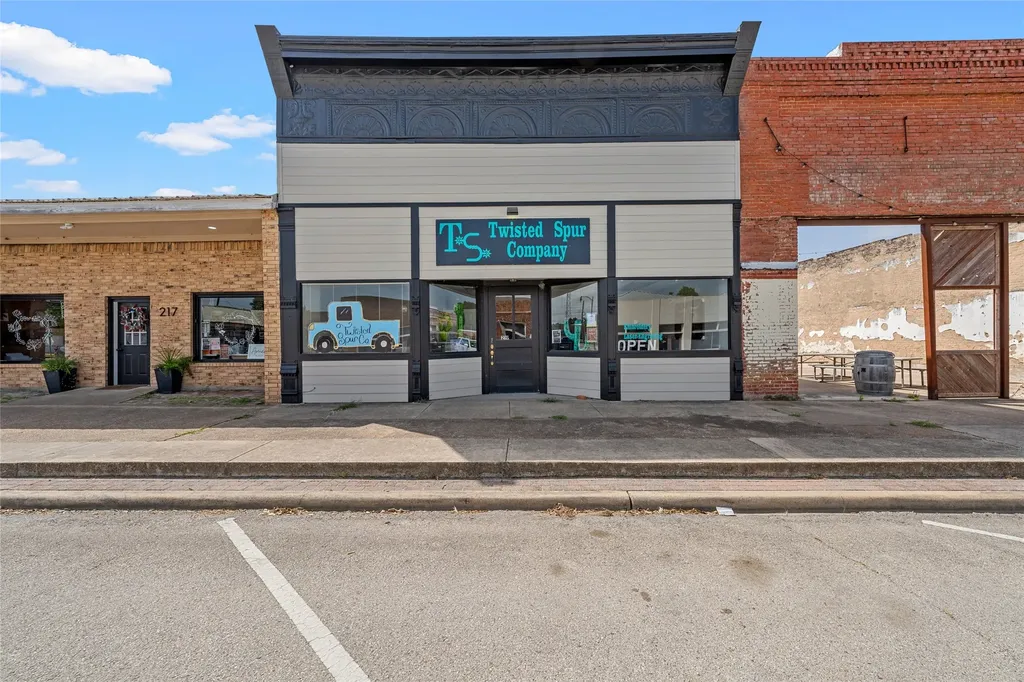 219 E Ave C Rosebud TX 76570