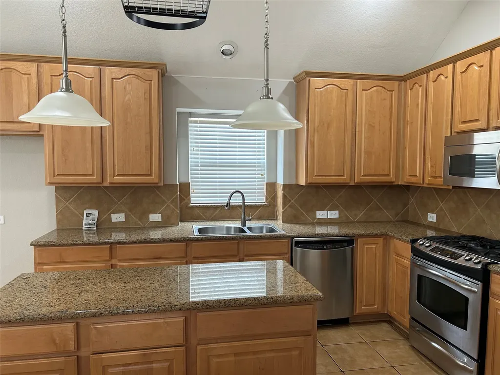 2717 Foxpoint Trail Arlington TX 76017