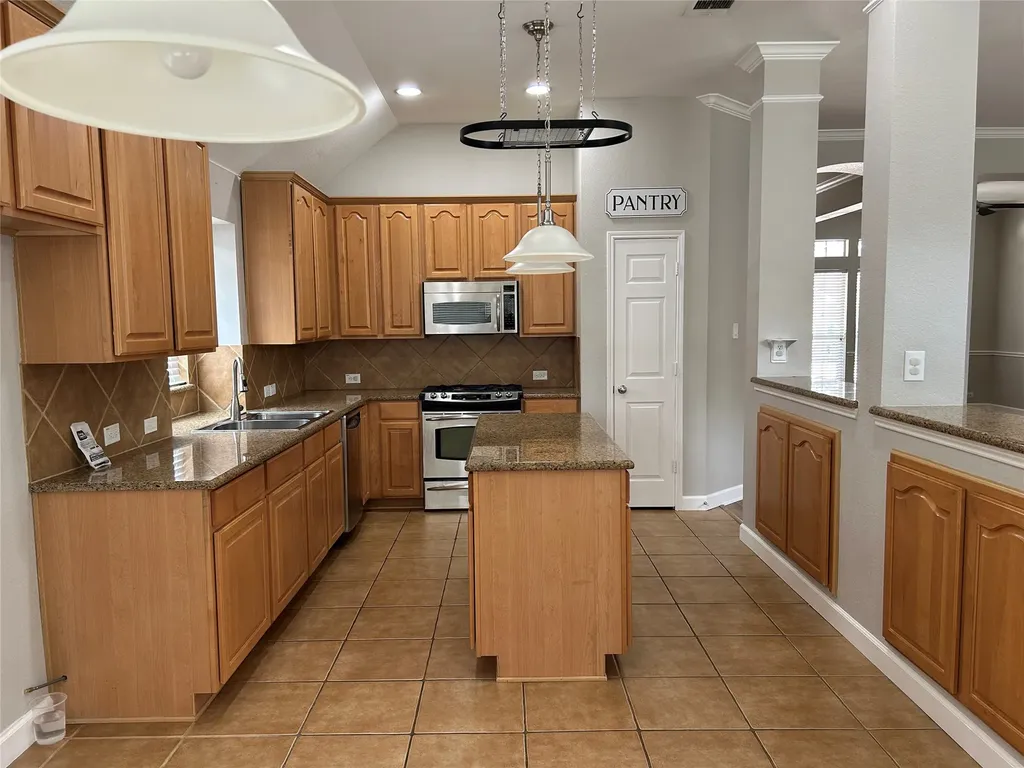 2717 Foxpoint Trail Arlington TX 76017