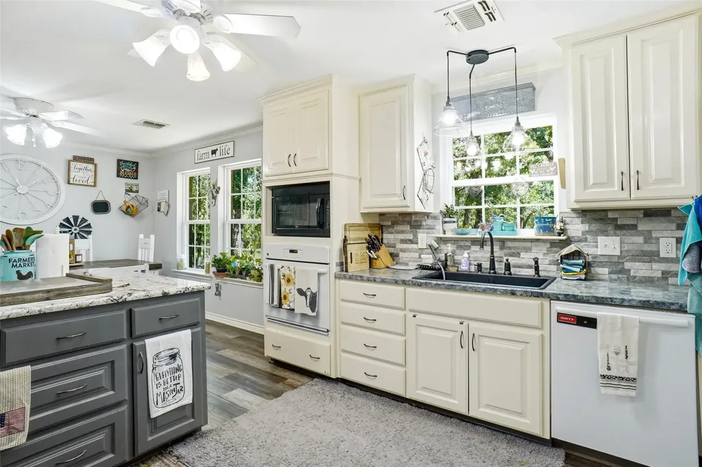 211 Spring Valley Road Paradise TX 76073