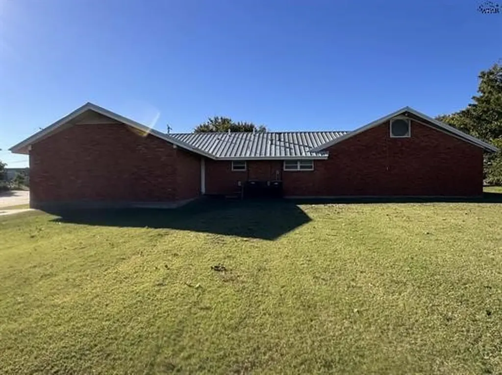 815 E Gilbert Street Henrietta TX 76365