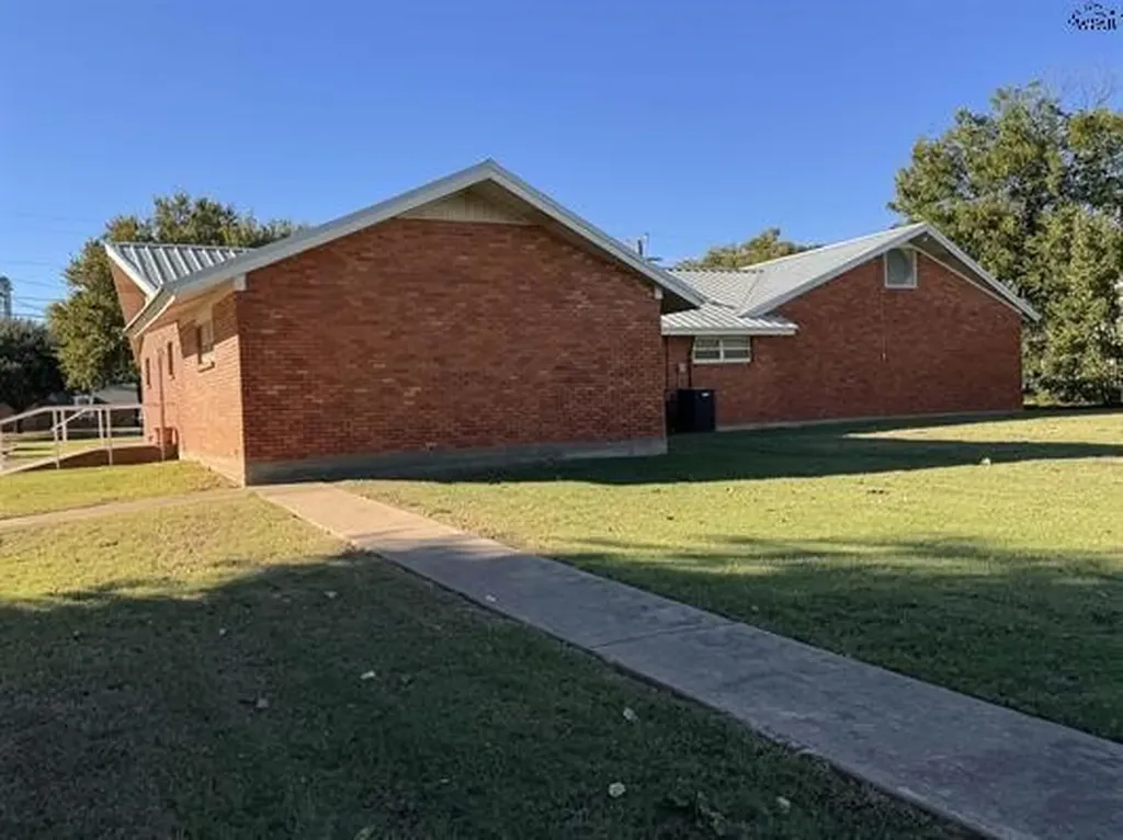 815 E Gilbert Street Henrietta TX 76365