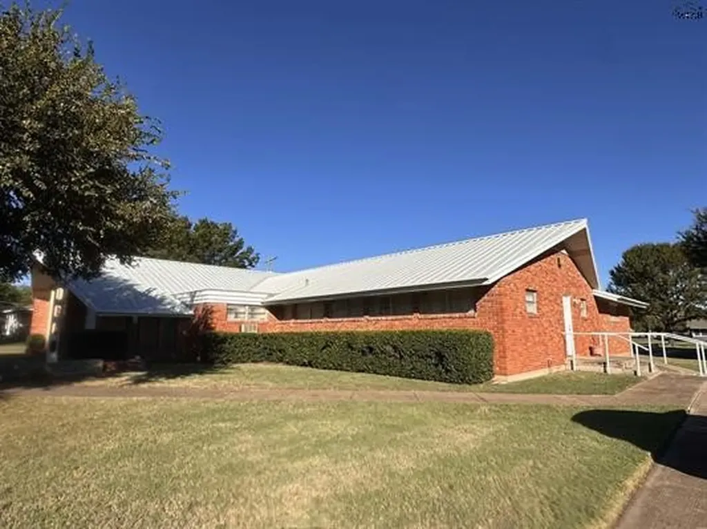 815 E Gilbert Street Henrietta TX 76365