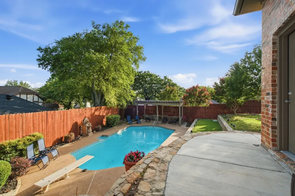 303 Quail Crest Drive Bedford TX 76021