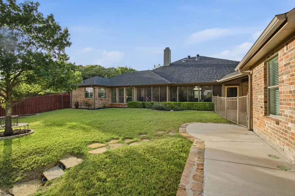 303 Quail Crest Drive Bedford TX 76021