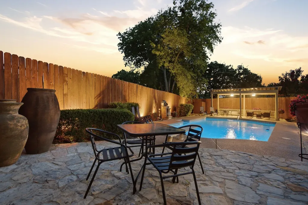 303 Quail Crest Drive Bedford TX 76021