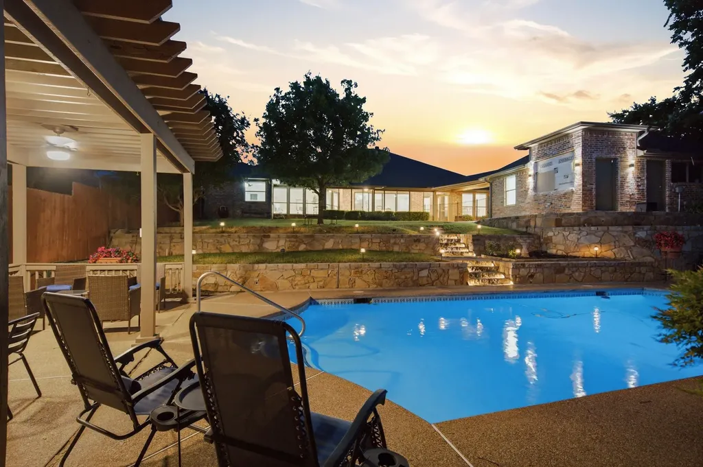 303 Quail Crest Drive Bedford TX 76021