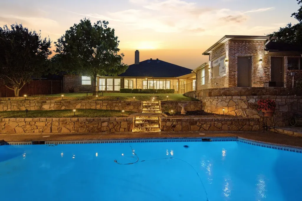 303 Quail Crest Drive Bedford TX 76021