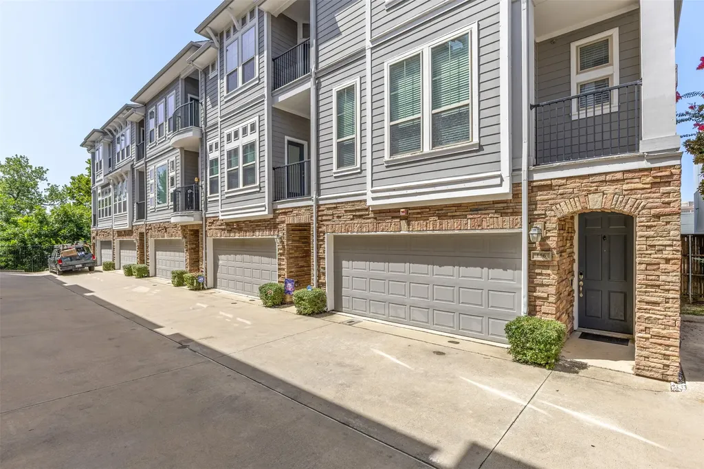 2326 Stutz Drive Dallas TX 75235