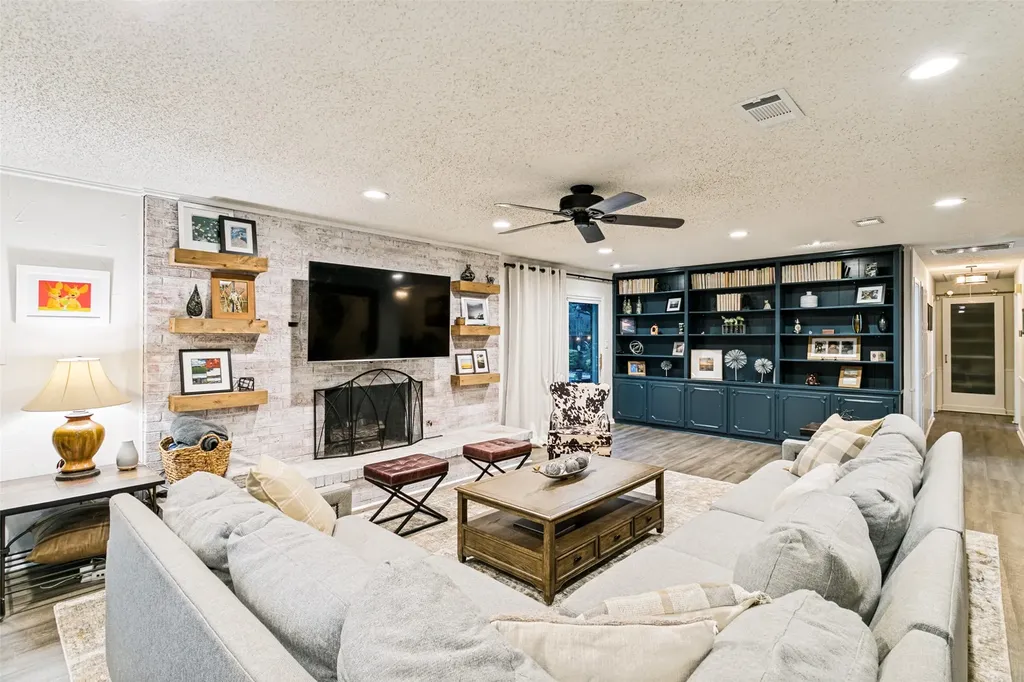 2845 Autumn Drive Hurst TX 76054