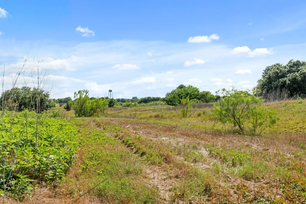 10 Ac. S Lone Star Parkway Moody TX 76657