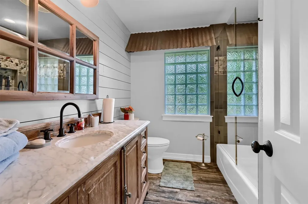117 Kiowa Drive S Lake Kiowa TX 76240