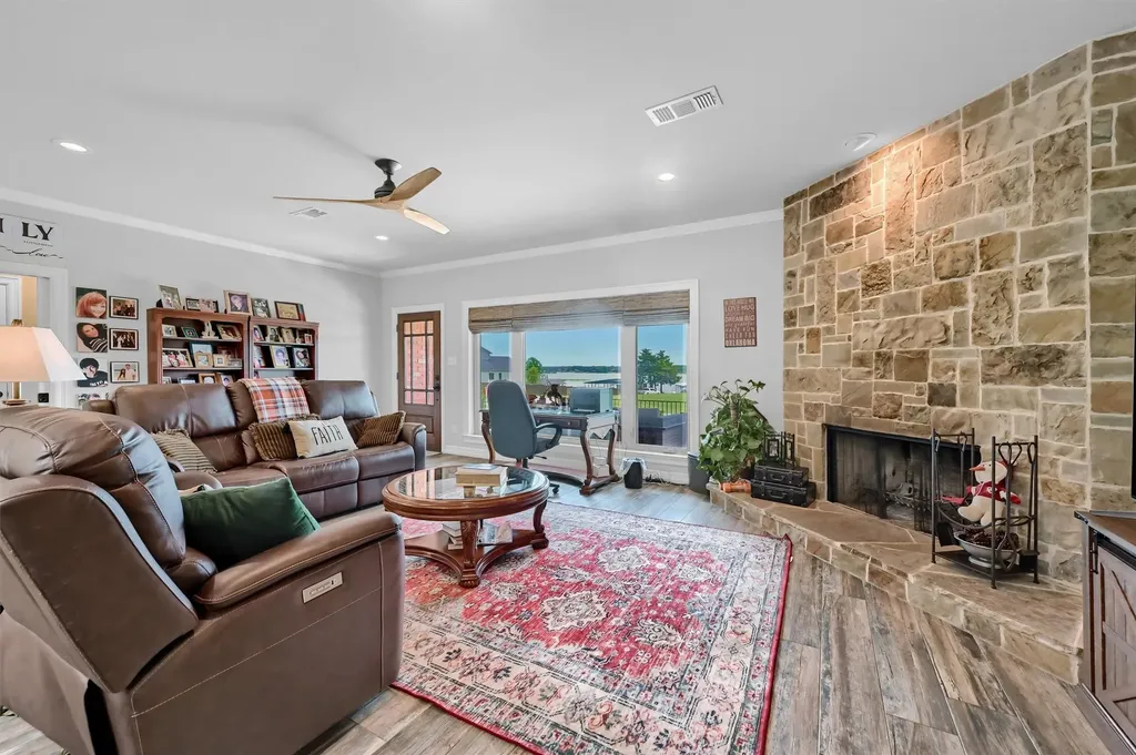 117 Kiowa Drive S Lake Kiowa TX 76240