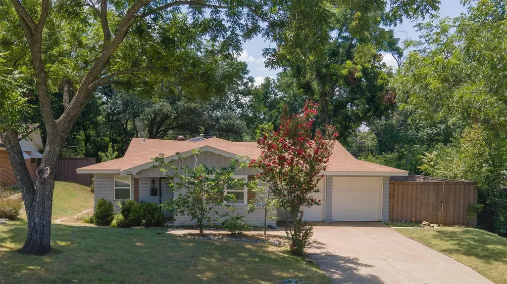 7362 Robinhood Lane Fort Worth TX 76112