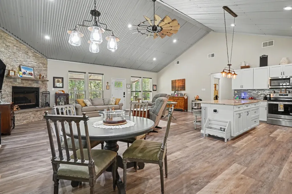 125 Rolling Hills Boulevard Alvord TX 76225