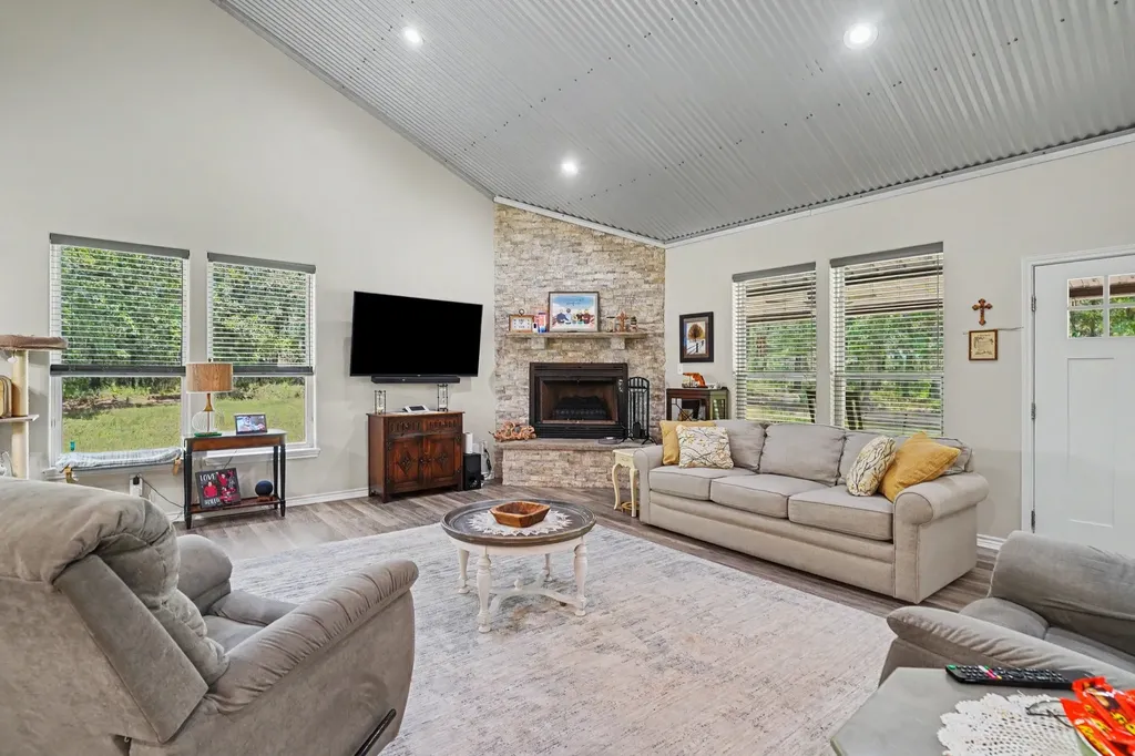 125 Rolling Hills Boulevard Alvord TX 76225