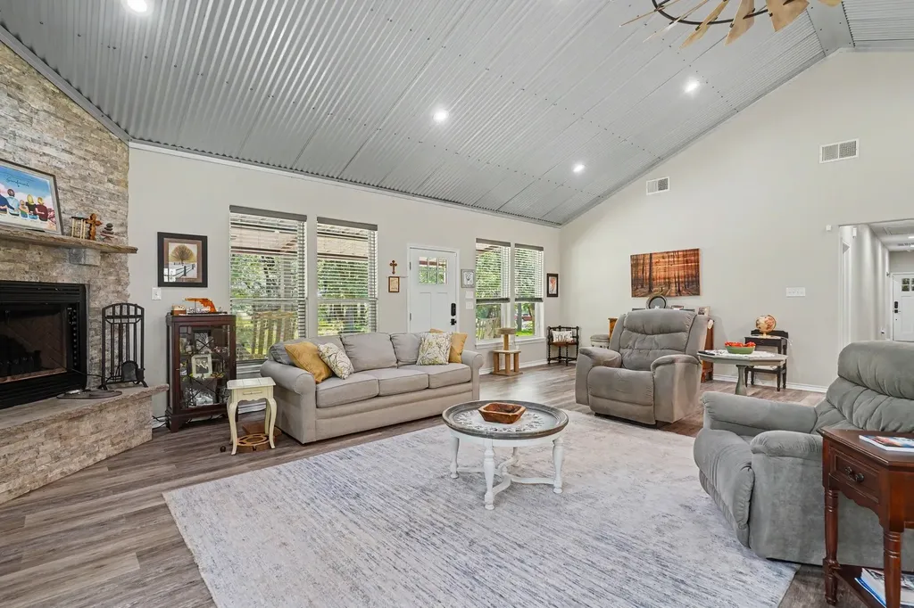 125 Rolling Hills Boulevard Alvord TX 76225