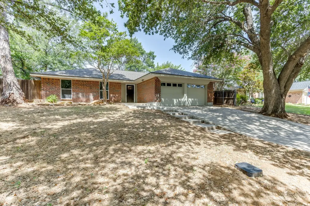 2709 Springbrooke Drive Hurst TX 76054