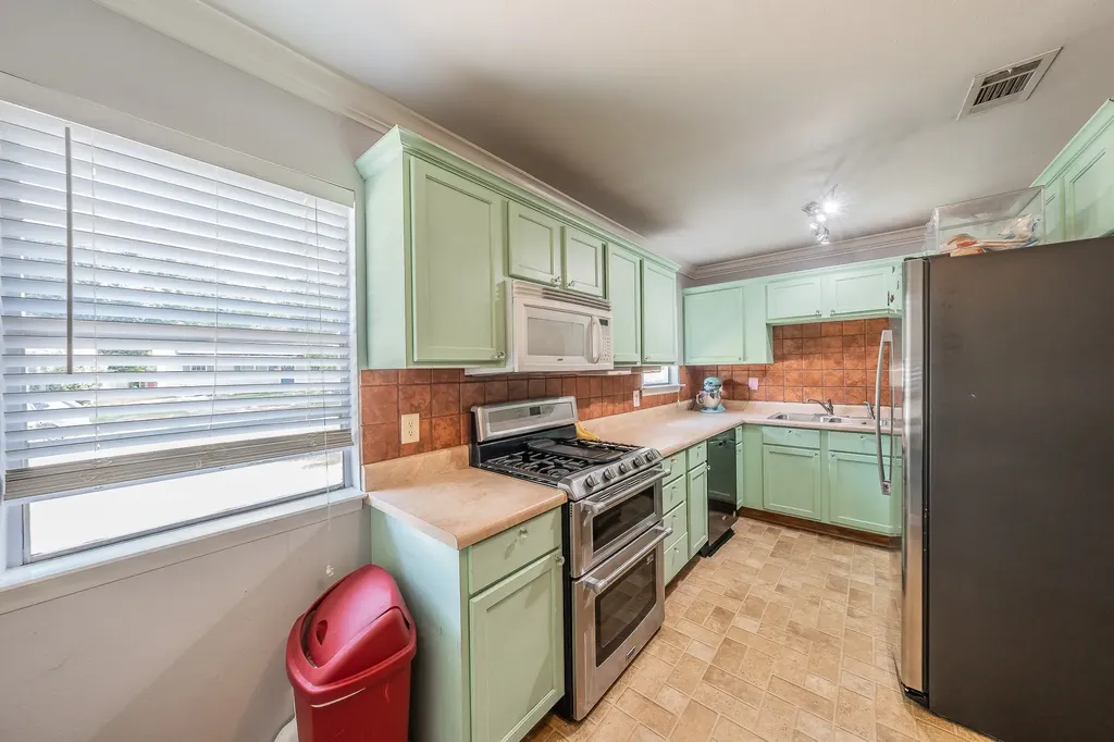 1904 Friar Tuck Drive Arlington TX 76013