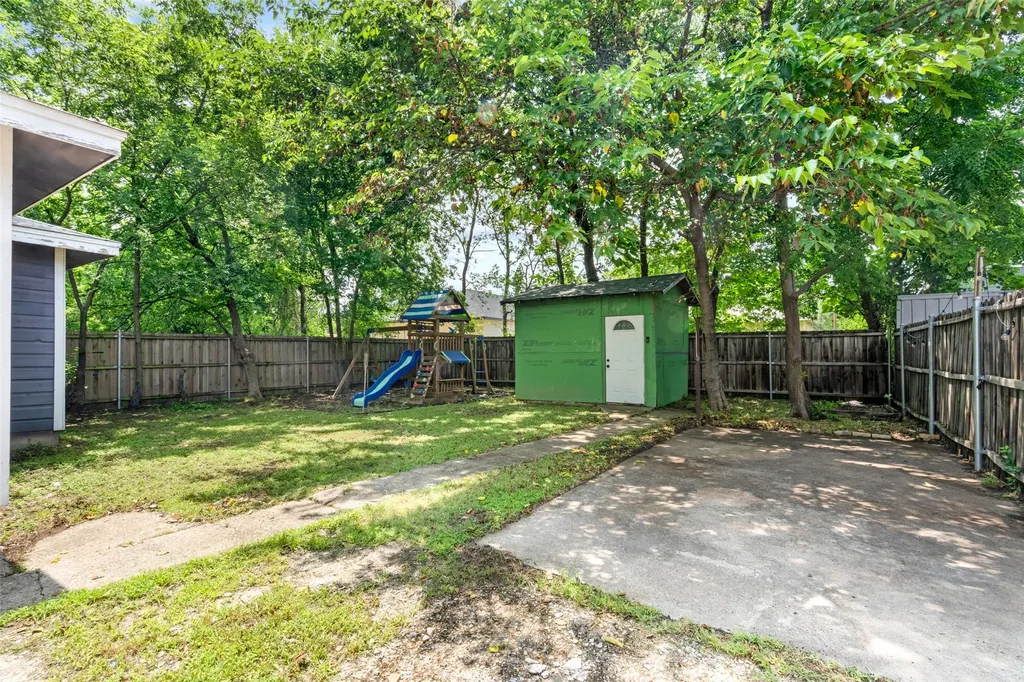 4427 Baldwin Street Dallas TX 75210