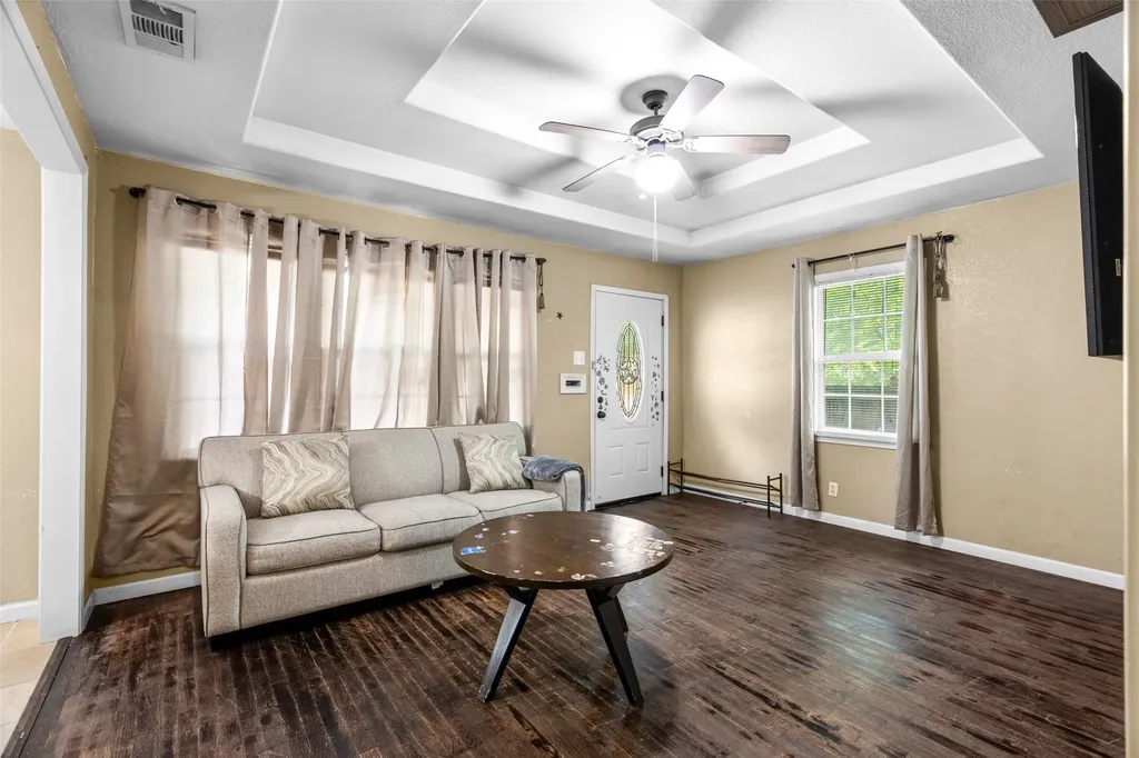 4427 Baldwin Street Dallas TX 75210
