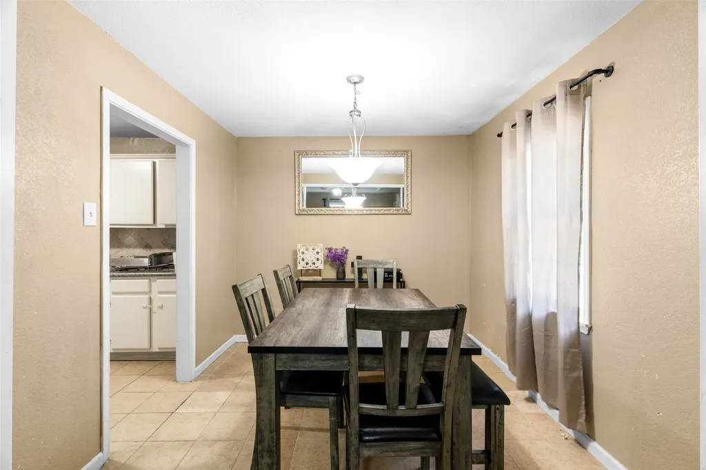 4427 Baldwin Street Dallas TX 75210