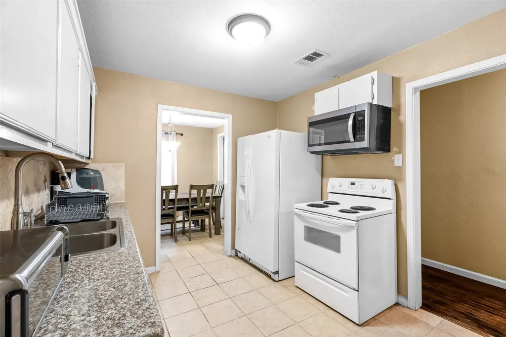 4427 Baldwin Street Dallas TX 75210
