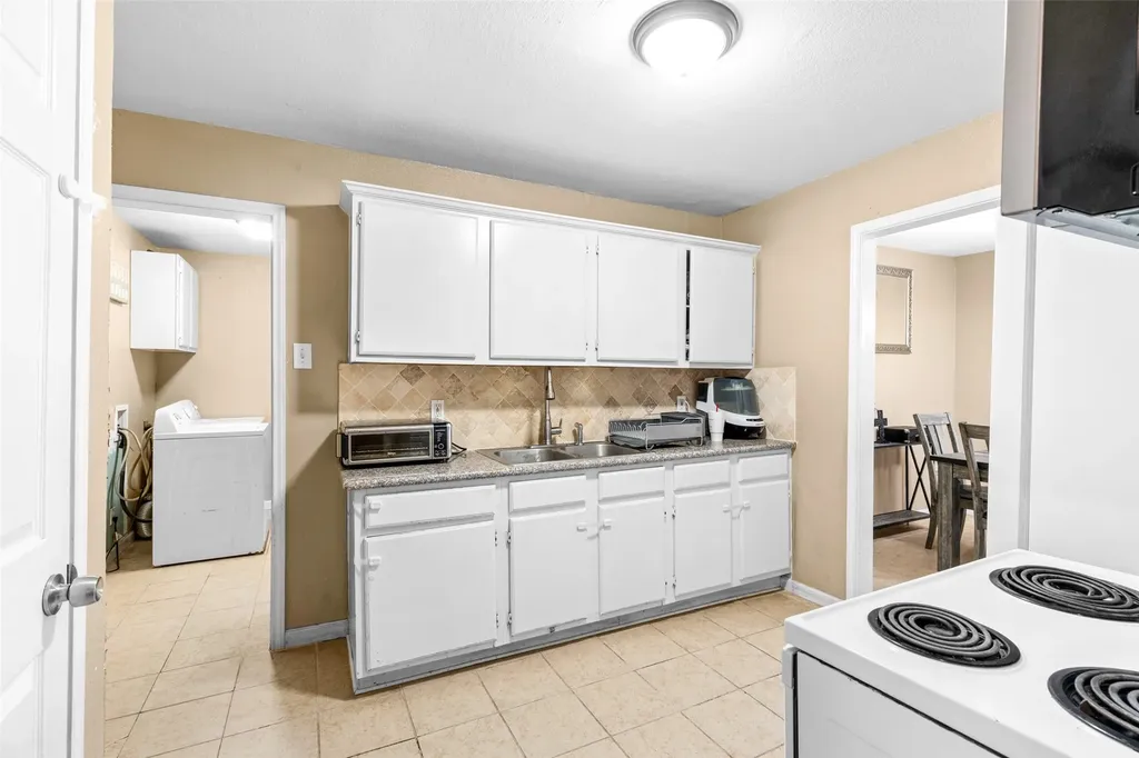 4427 Baldwin Street Dallas TX 75210