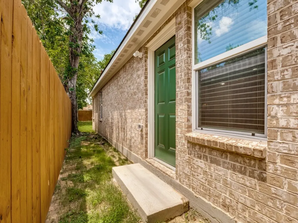 3327 Garden Lane Dallas TX 75215