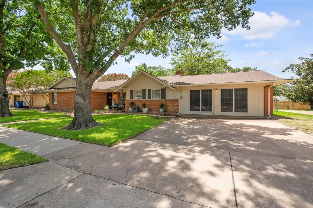 1409 Sundale Street Ennis TX 75119