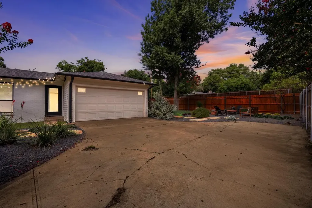 1235 Barlow Avenue Dallas TX 75224