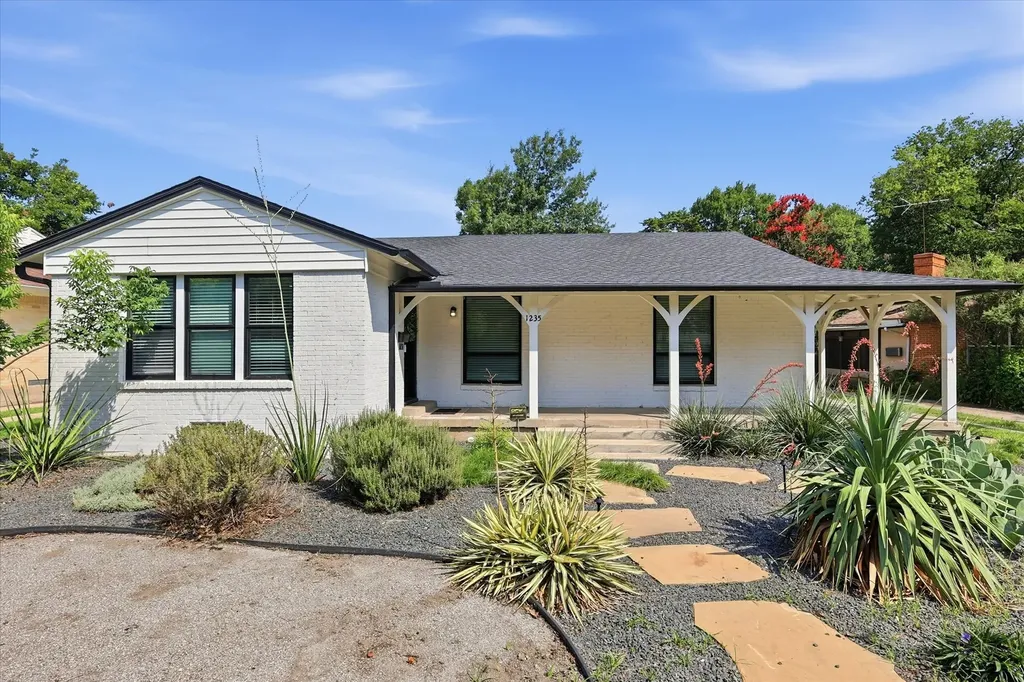 1235 Barlow Avenue Dallas TX 75224