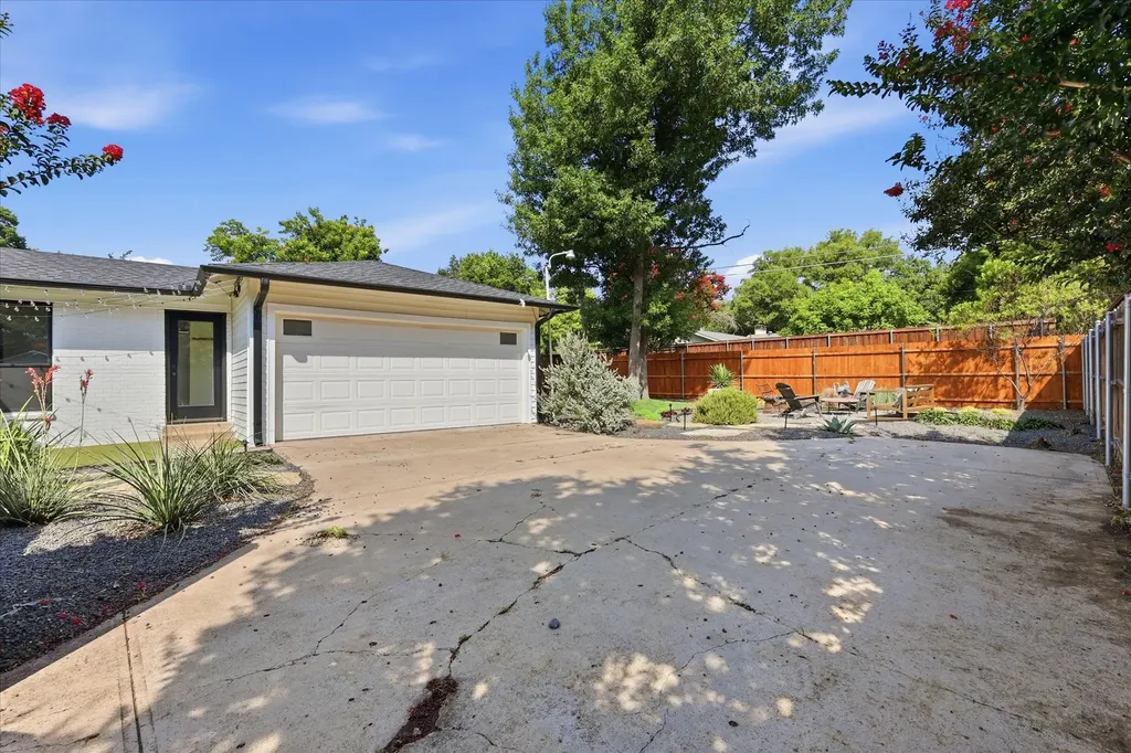 1235 Barlow Avenue Dallas TX 75224
