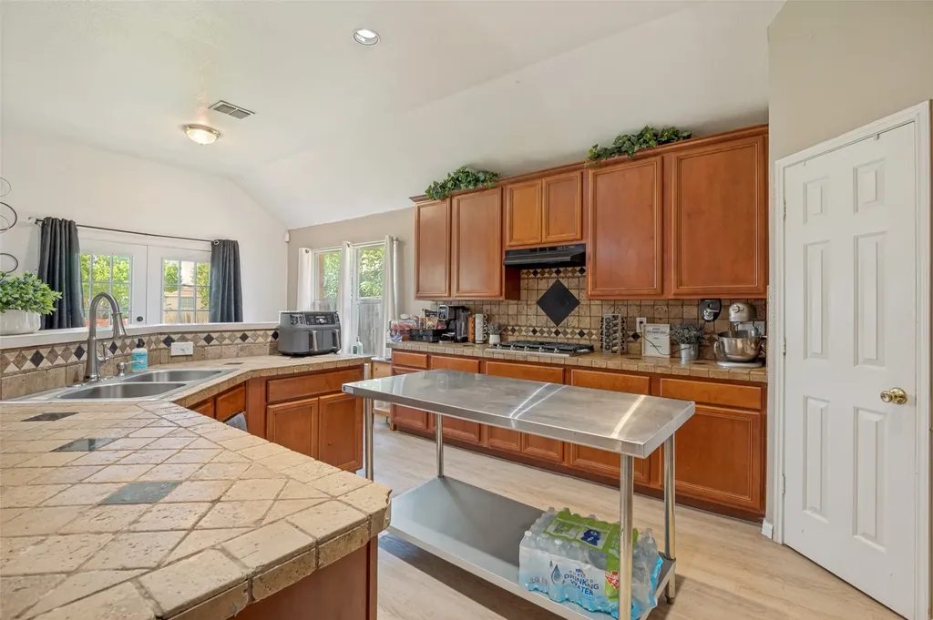 2442 Lost Mesa Grand Prairie TX 75052