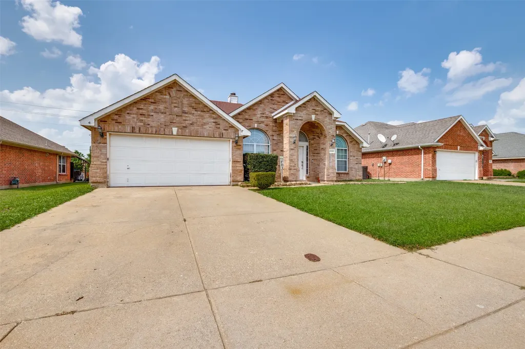 2442 Lost Mesa Grand Prairie TX 75052
