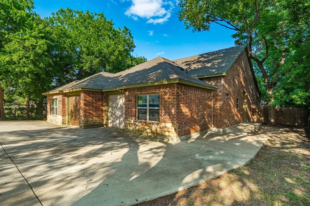 103 Del Rio Avenue Benbrook TX 76126