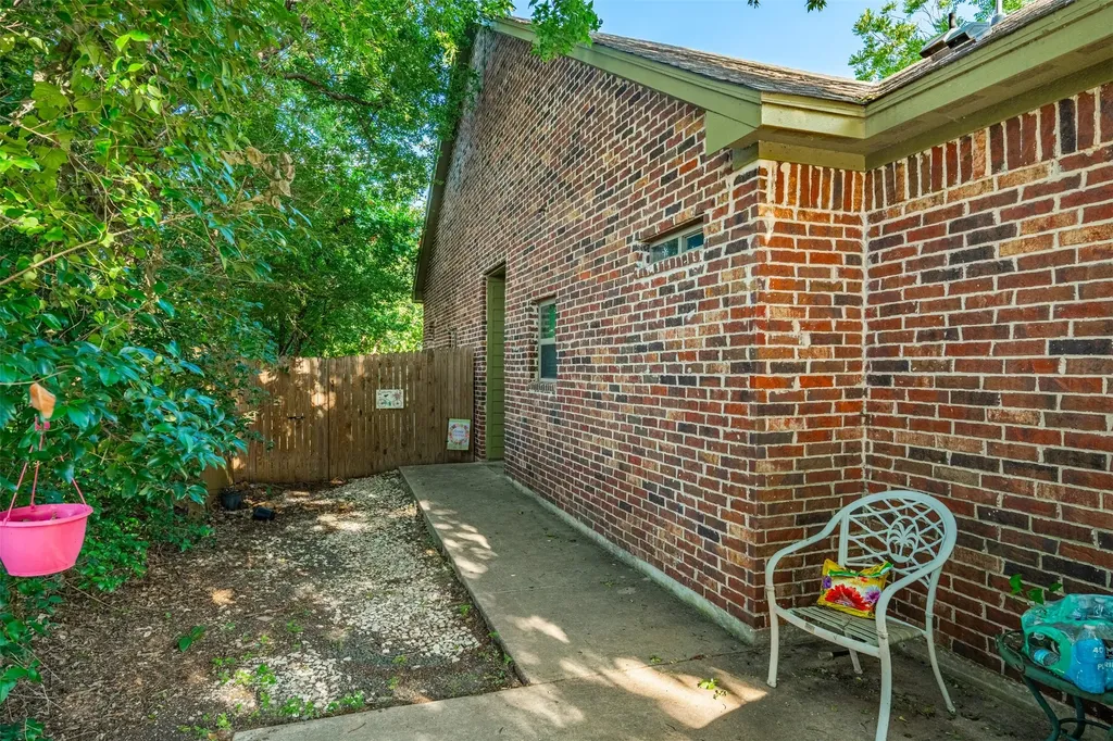 103 Del Rio Avenue Benbrook TX 76126
