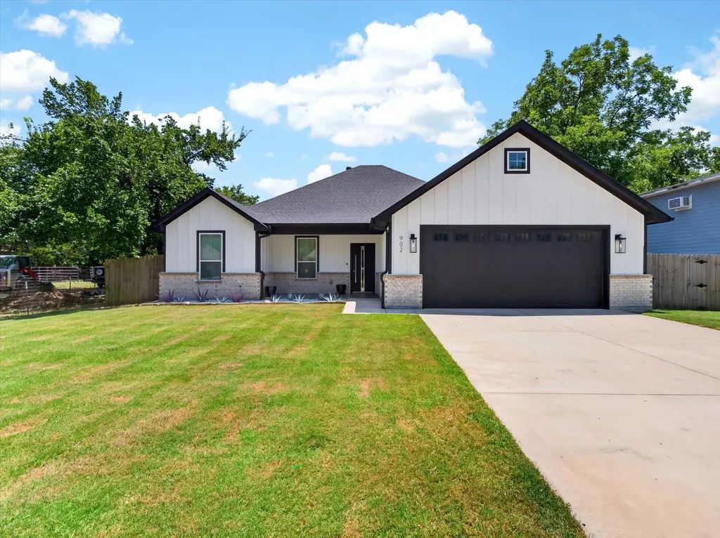 902 N Main Street Tioga TX 76271