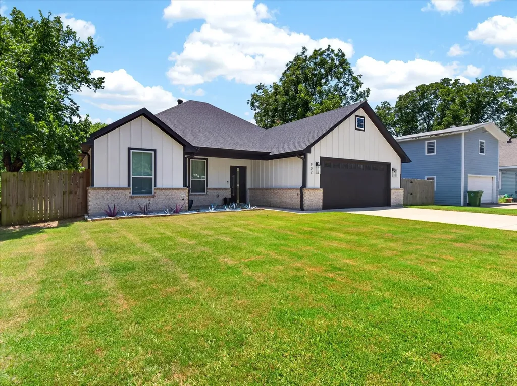 902 N Main Street Tioga TX 76271