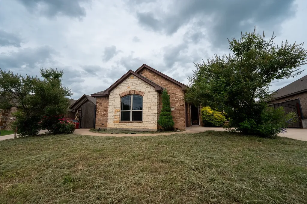 3324 Shawnee Trail Lake Worth TX 76135