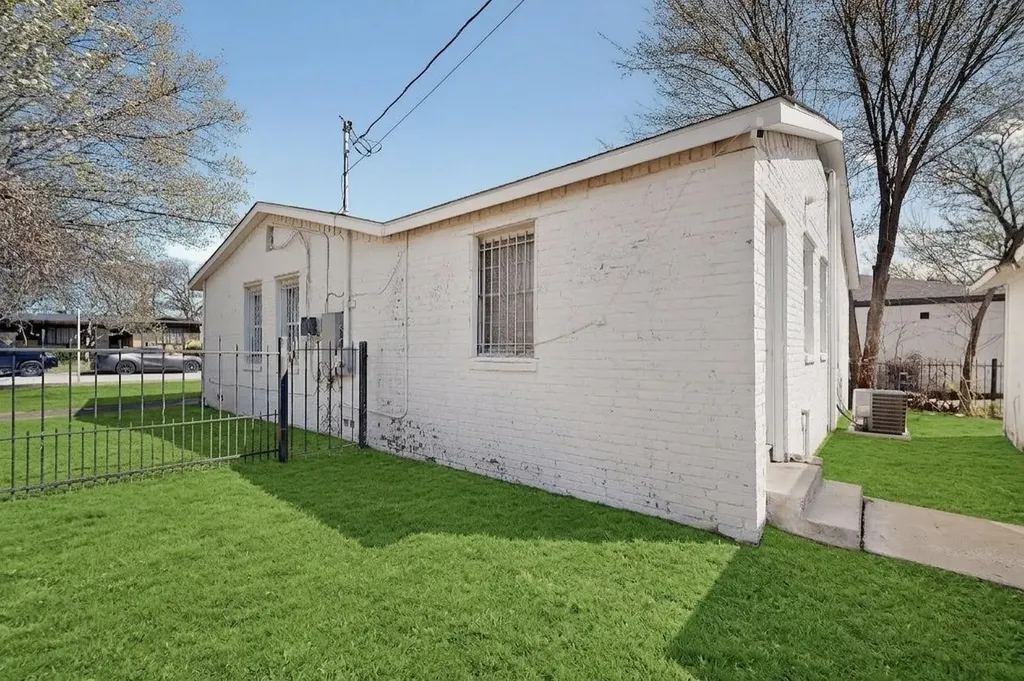 1300 E Mulkey Street Fort Worth TX 76104